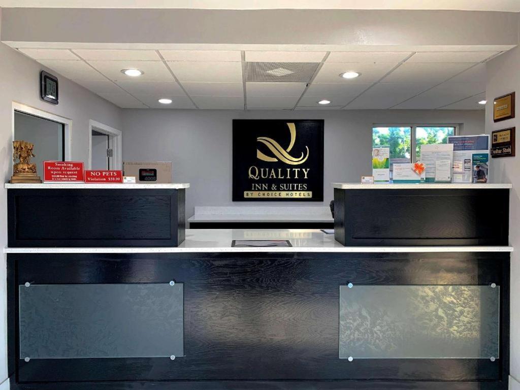 Quality Inn & Suites Near Panama City Beach Bagian luar foto