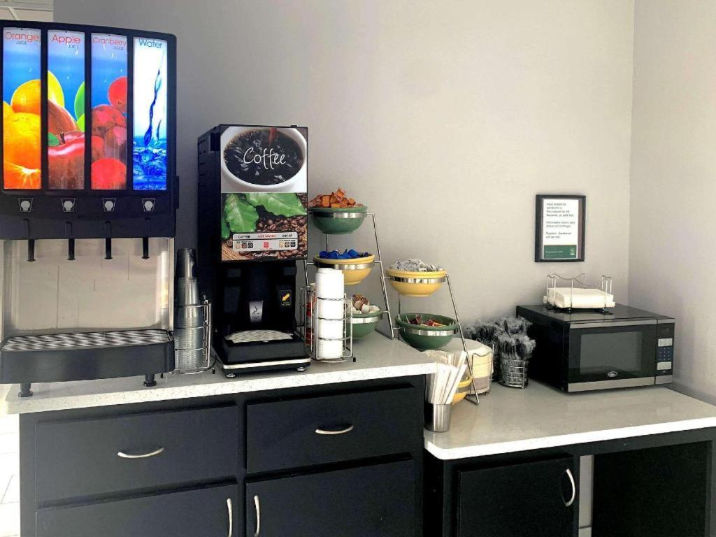 Quality Inn & Suites Near Panama City Beach Bagian luar foto