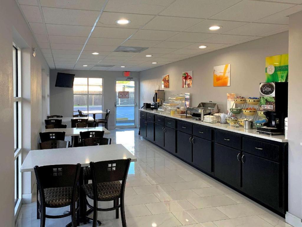 Quality Inn & Suites Near Panama City Beach Bagian luar foto