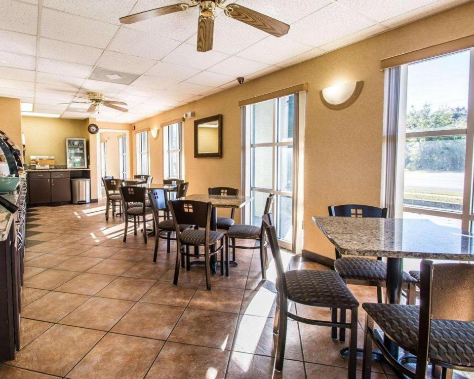 Quality Inn & Suites Near Panama City Beach Bagian luar foto