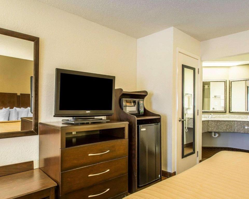Quality Inn & Suites Near Panama City Beach Bagian luar foto