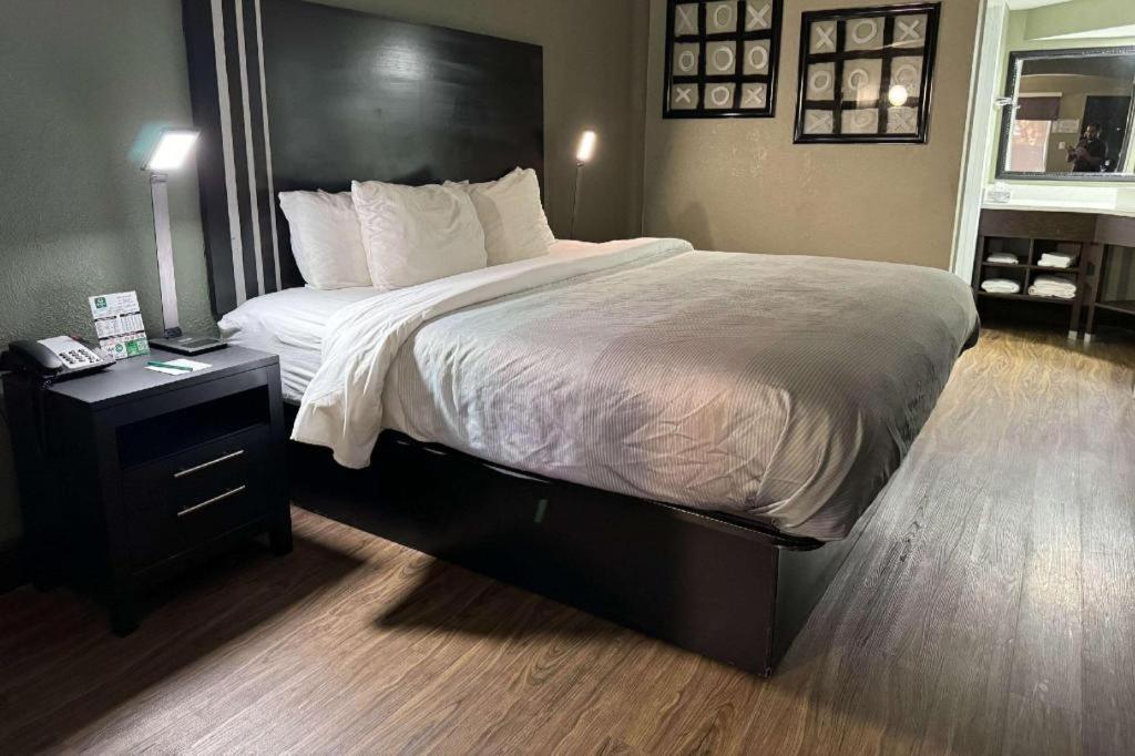 Quality Inn & Suites Near Panama City Beach Bagian luar foto