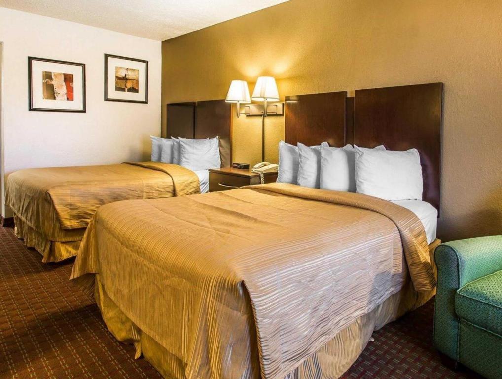 Quality Inn & Suites Near Panama City Beach Bagian luar foto