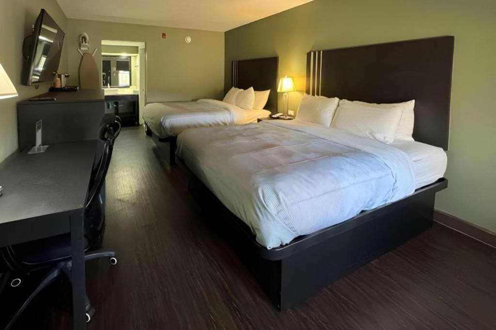 Quality Inn & Suites Near Panama City Beach Bagian luar foto