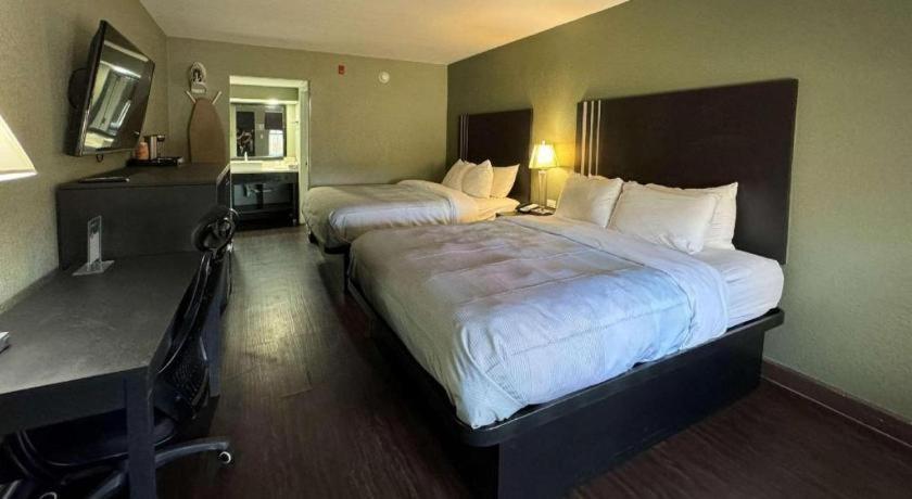 Quality Inn & Suites Near Panama City Beach Bagian luar foto