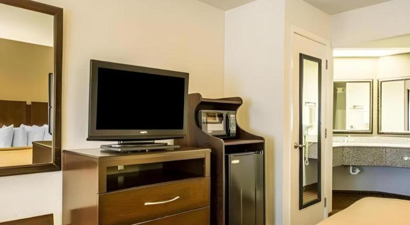 Quality Inn & Suites Near Panama City Beach Bagian luar foto