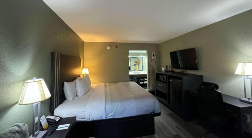 Quality Inn & Suites Near Panama City Beach Bagian luar foto