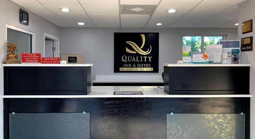 Quality Inn & Suites Near Panama City Beach Bagian luar foto