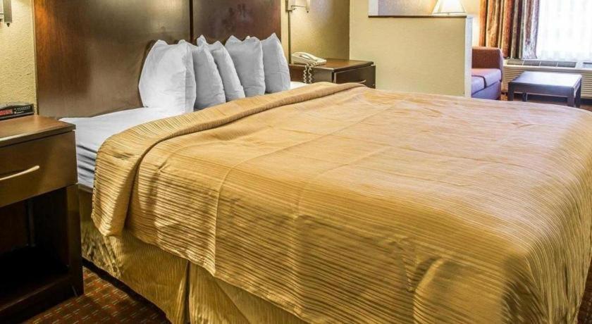 Quality Inn & Suites Near Panama City Beach Bagian luar foto