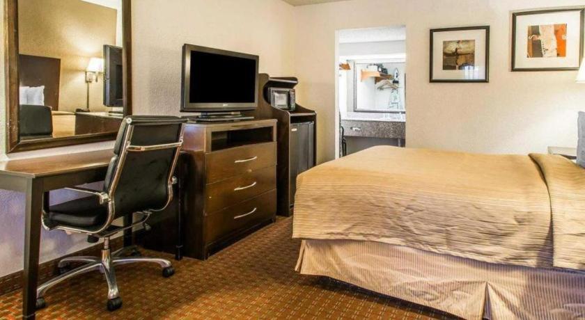 Quality Inn & Suites Near Panama City Beach Bagian luar foto