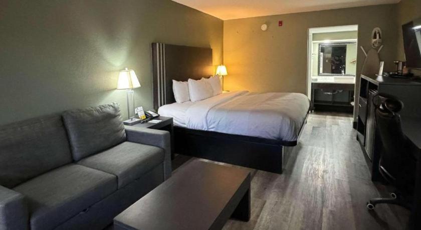 Quality Inn & Suites Near Panama City Beach Bagian luar foto