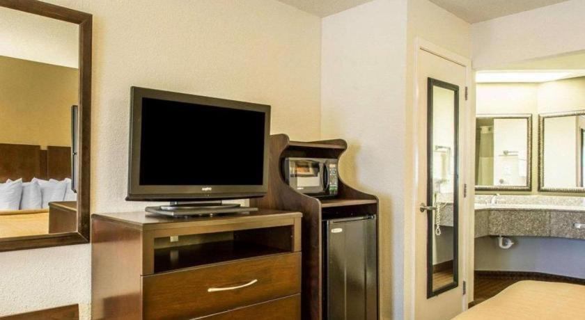 Quality Inn & Suites Near Panama City Beach Bagian luar foto