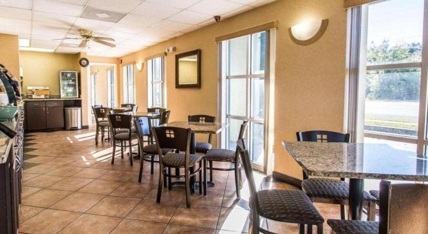 Quality Inn & Suites Near Panama City Beach Bagian luar foto