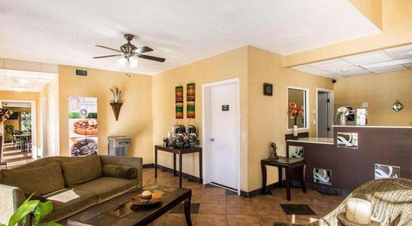 Quality Inn & Suites Near Panama City Beach Bagian luar foto