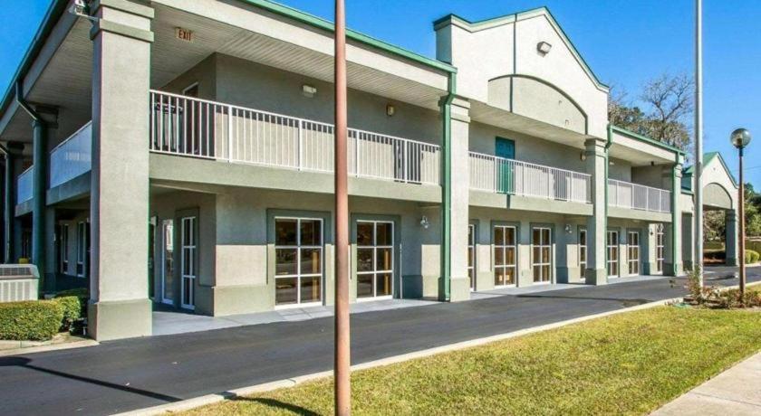Quality Inn & Suites Near Panama City Beach Bagian luar foto
