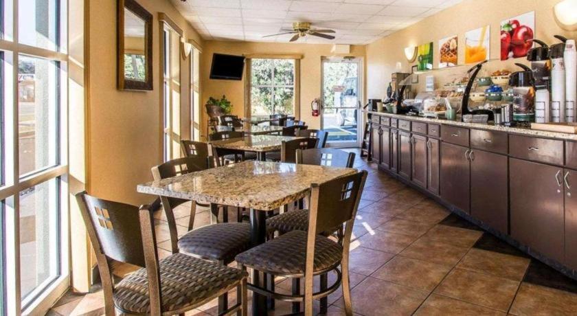 Quality Inn & Suites Near Panama City Beach Bagian luar foto