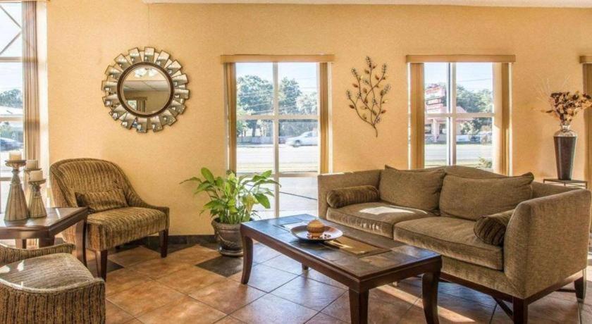 Quality Inn & Suites Near Panama City Beach Bagian luar foto
