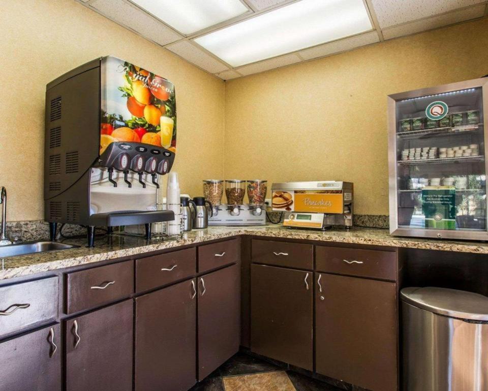 Quality Inn & Suites Near Panama City Beach Bagian luar foto