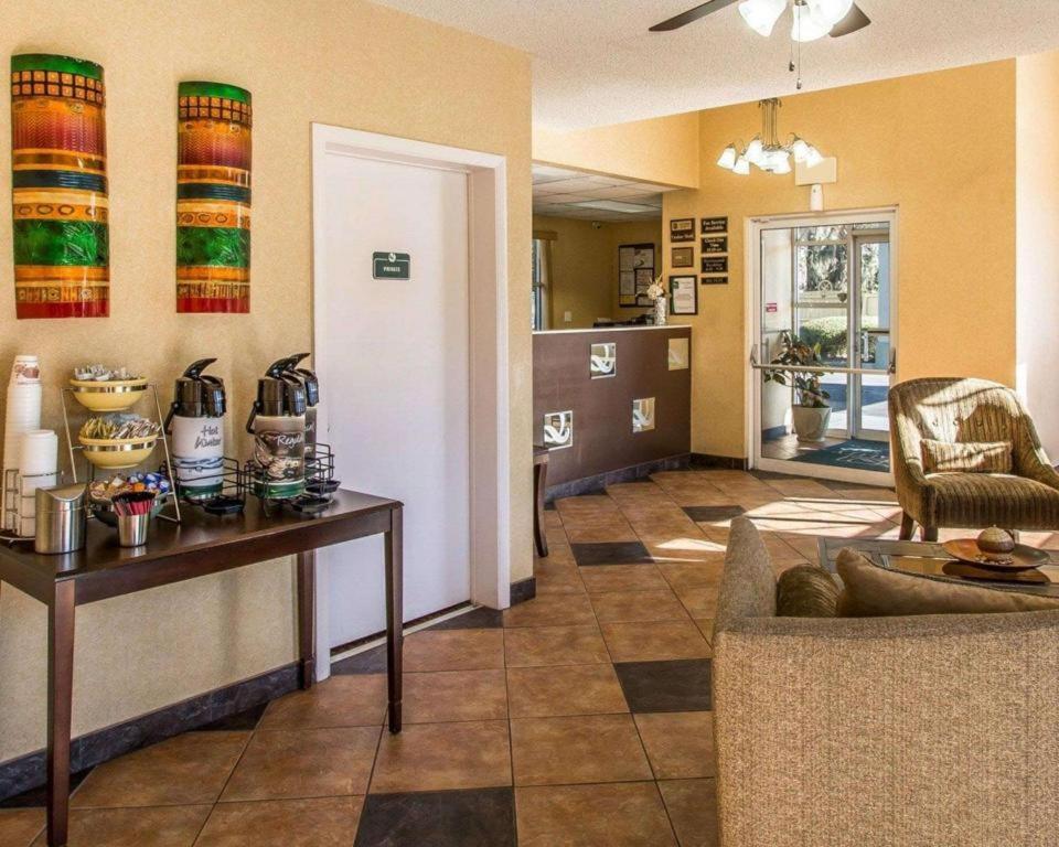 Quality Inn & Suites Near Panama City Beach Bagian luar foto